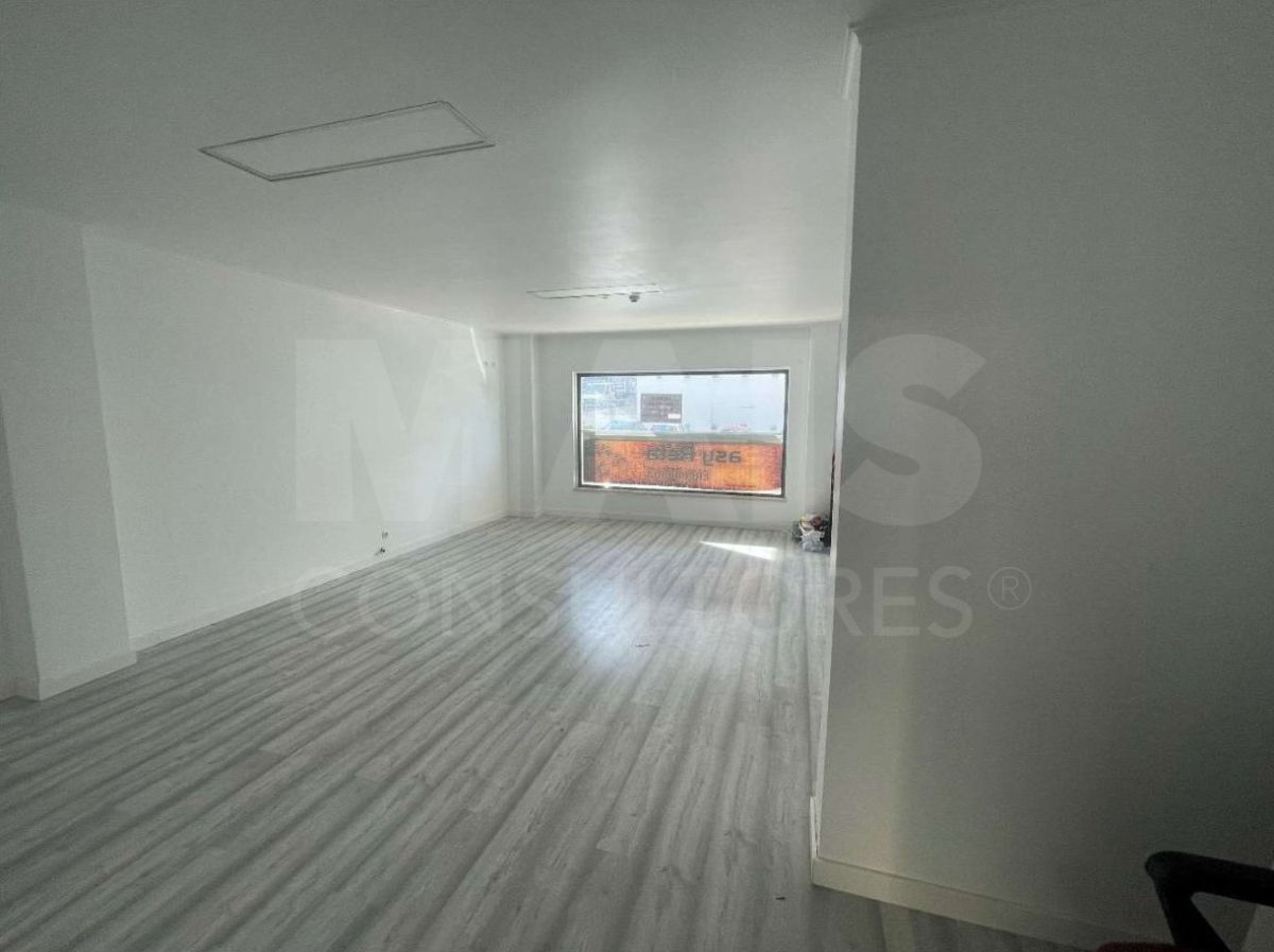 Store with 60m² in Quinta do Conventinho
